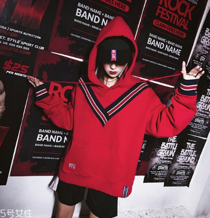 紅色衛(wèi)衣配什么褲子？休閑時(shí)尚兩不誤