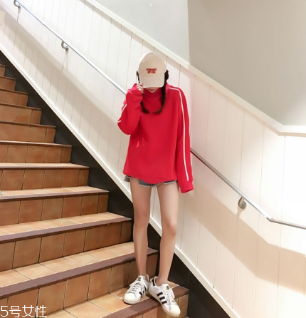 紅色衛(wèi)衣搭配什么鞋子？休閑風時尚風都能駕馭