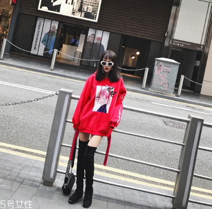 紅色衛(wèi)衣搭配什么鞋子？休閑風時尚風都能駕馭
