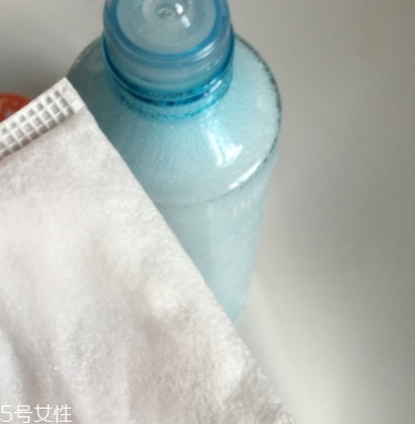 眼唇卸妝液和卸妝油哪個(gè)好？使用的區(qū)域不同