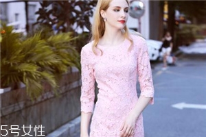 小香風(fēng)連衣裙怎么搭配？給你滿滿的女人味