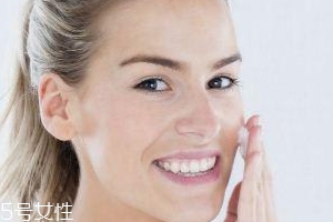 粉底液為什么溶妝？出油稀釋妝容