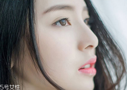 種睫毛是怎么種的？種睫毛是粘在睫毛這個位置