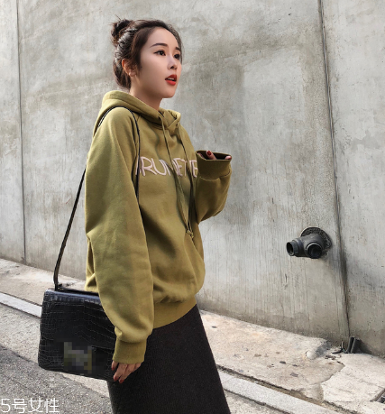 衛(wèi)衣買大點還是小點好？這樣挑選準(zhǔn)沒錯