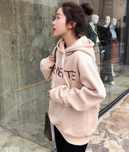 衛(wèi)衣買(mǎi)大了怎么辦？這樣穿酷到?jīng)]朋友