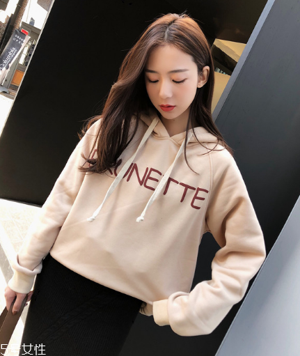 衛(wèi)衣買(mǎi)大了怎么辦？這樣穿酷到?jīng)]朋友