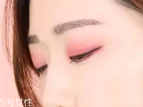 無妝眼影怎么畫？巧用粉色系眼影