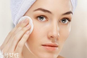 涂粉底液如何避免假面？少量多次慢慢調(diào)整