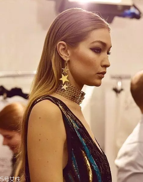 什么樣的耳環(huán)顯臉小 三種臉型對(duì)應(yīng)選 什么樣的耳環(huán)顯臉小 三種臉型對(duì)應(yīng)選