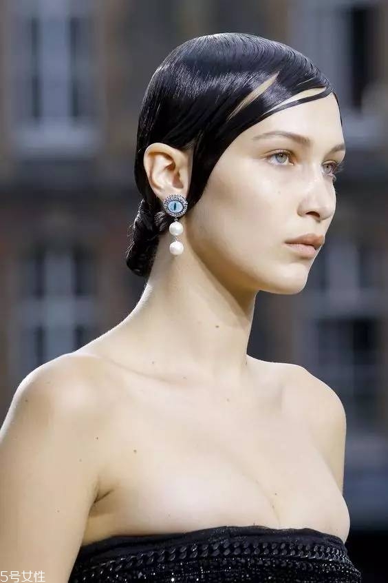 什么樣的耳環(huán)顯臉小 三種臉型對(duì)應(yīng)選 什么樣的耳環(huán)顯臉小 三種臉型對(duì)應(yīng)選