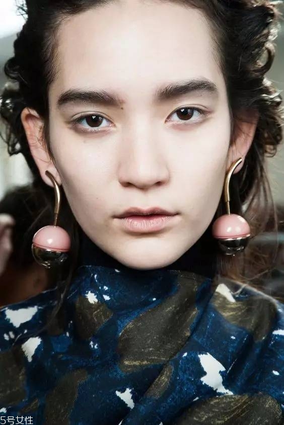 什么樣的耳環(huán)顯臉小 三種臉型對(duì)應(yīng)選 什么樣的耳環(huán)顯臉小 三種臉型對(duì)應(yīng)選