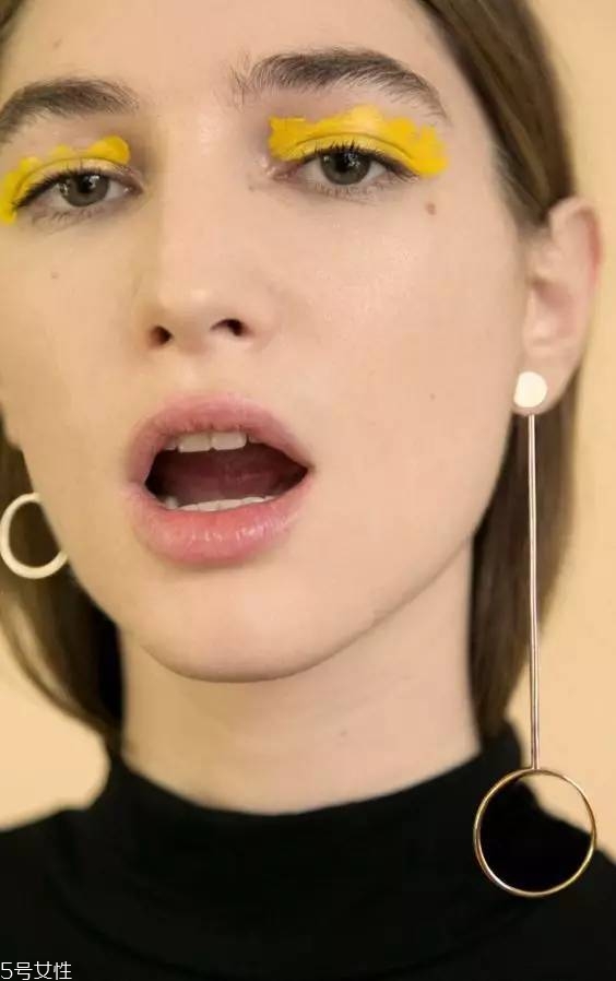 什么樣的耳環(huán)顯臉小 三種臉型對(duì)應(yīng)選 什么樣的耳環(huán)顯臉小 三種臉型對(duì)應(yīng)選