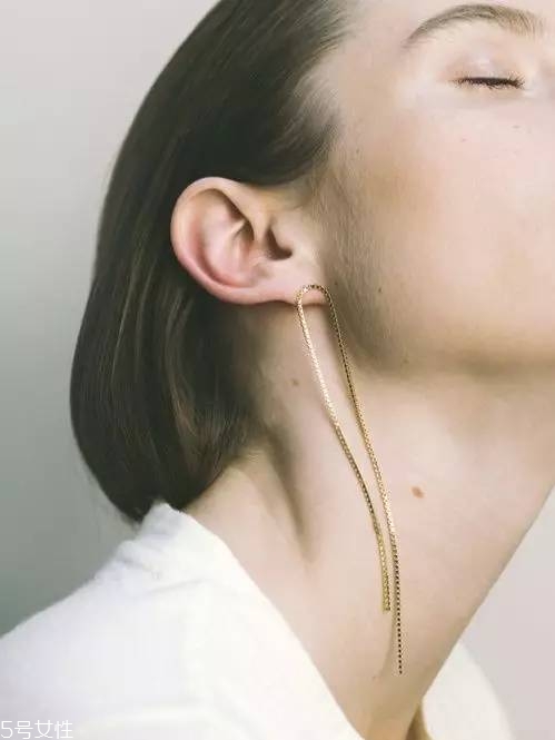 什么樣的耳環(huán)顯臉小 三種臉型對(duì)應(yīng)選 什么樣的耳環(huán)顯臉小 三種臉型對(duì)應(yīng)選