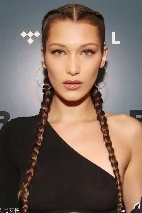 什么樣的耳環(huán)顯臉小 三種臉型對(duì)應(yīng)選 什么樣的耳環(huán)顯臉小 三種臉型對(duì)應(yīng)選