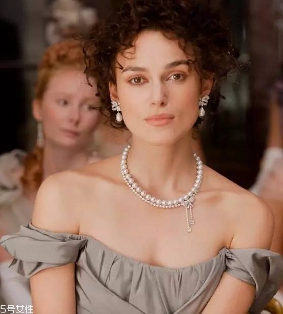 什么樣的耳環(huán)顯臉小 三種臉型對(duì)應(yīng)選 什么樣的耳環(huán)顯臉小 三種臉型對(duì)應(yīng)選