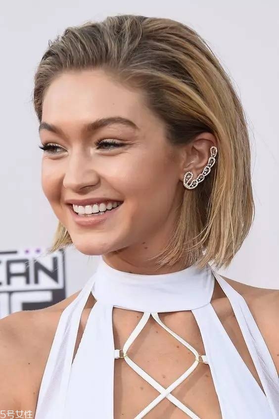 什么樣的耳環(huán)顯臉小 三種臉型對(duì)應(yīng)選 什么樣的耳環(huán)顯臉小 三種臉型對(duì)應(yīng)選