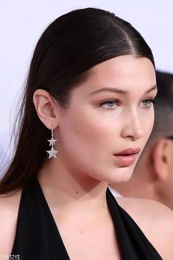 什么樣的耳環(huán)顯臉小 三種臉型對(duì)應(yīng)選 什么樣的耳環(huán)顯臉小 三種臉型對(duì)應(yīng)選