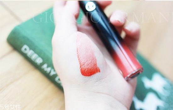 阿瑪尼黑管紅管哪個(gè)好？打造鮮艷欲滴的動(dòng)人雙唇
