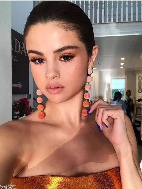 什么樣的耳環(huán)顯臉小 三種臉型對(duì)應(yīng)選 什么樣的耳環(huán)顯臉小 三種臉型對(duì)應(yīng)選