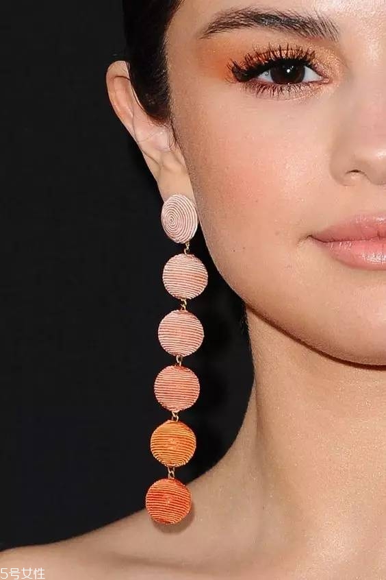 什么樣的耳環(huán)顯臉小 三種臉型對(duì)應(yīng)選 什么樣的耳環(huán)顯臉小 三種臉型對(duì)應(yīng)選