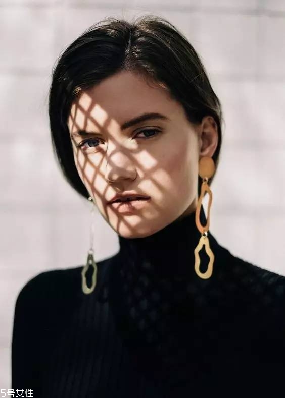 什么樣的耳環(huán)顯臉小 三種臉型對(duì)應(yīng)選 什么樣的耳環(huán)顯臉小 三種臉型對(duì)應(yīng)選