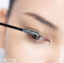 如何挑選合適的睫毛膏？這樣刷睫毛卷翹靚麗