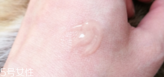 海藍(lán)之謎去皺精華用多久能見(jiàn)效？至少3個(gè)月