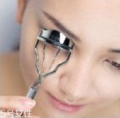 如何挑選合適的睫毛膏？這樣刷睫毛卷翹靚麗