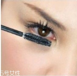如何挑選合適的睫毛膏？這樣刷睫毛卷翹靚麗