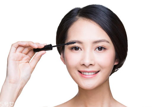 怎么正確使用睫毛夾？這樣刷睫毛眼睛大一倍