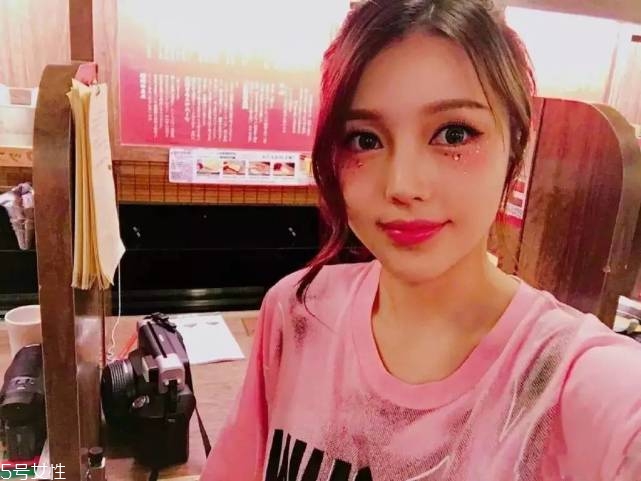 年會畫什么妝最好看上鏡？亮片妝絕對是最耀眼的