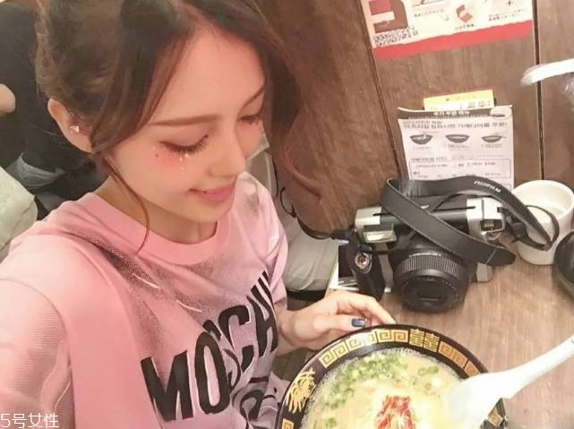 年會畫什么妝最好看上鏡？亮片妝絕對是最耀眼的
