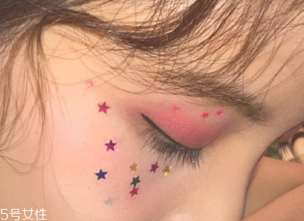 年會畫什么妝最好看上鏡？亮片妝絕對是最耀眼的