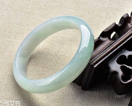 翡翠手鐲戴在哪只手好？行內(nèi)人士給出答案