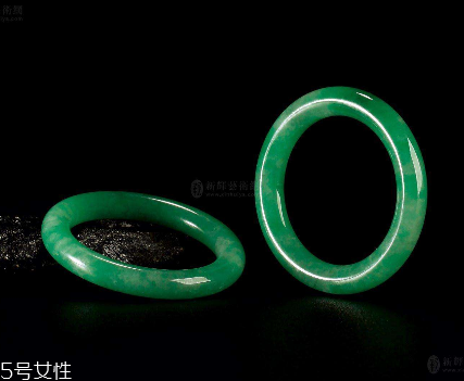 翡翠手鐲怎么養(yǎng)才能透？養(yǎng)翡翠的關(guān)鍵小竅門(mén)