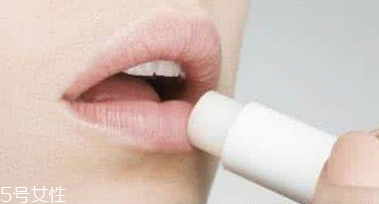 怎么涂口紅不干沒(méi)唇紋？淡化唇紋的唇膏這樣用有效