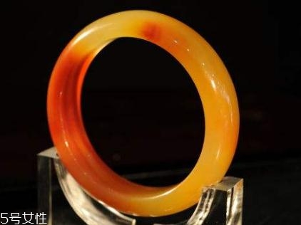 黃龍玉手鐲多少錢(qián)？這個(gè)種類(lèi)的價(jià)值最貴