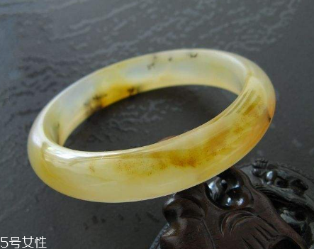 黃龍玉手鐲起棉怎么辦？正?，F(xiàn)象不必驚慌