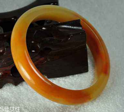 黃龍玉手鐲起棉怎么辦？正?，F(xiàn)象不必驚慌