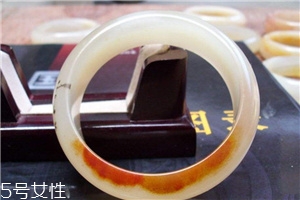 黃龍玉手鐲起棉怎么辦？正?，F(xiàn)象不必驚慌