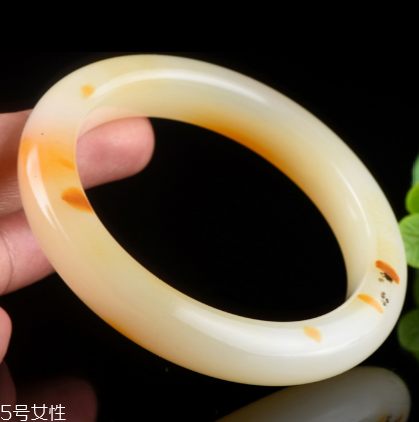 黃龍玉手鐲對身體好嗎？原來戴玉的好處這么多