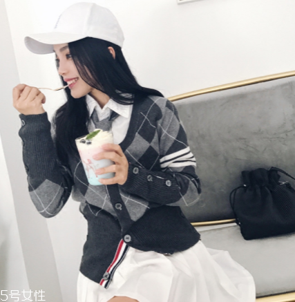 格子針織衫怎么搭配？有一種經(jīng)典叫格紋