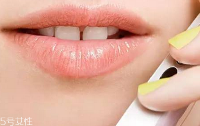 怎么涂口紅不干沒(méi)唇紋？淡化唇紋的唇膏這樣用有效