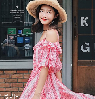 一字肩衣服怎么搭配？時髦精的高端裸露