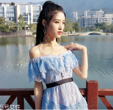 一字肩衣服怎么搭配？時髦精的高端裸露