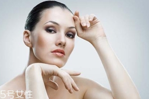 皮膚不吸收護(hù)膚品怎么回事？光用乳液面霜遠(yuǎn)遠(yuǎn)不夠