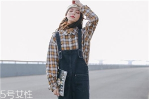 背帶褲怎么搭配？超減齡的小清新裝扮