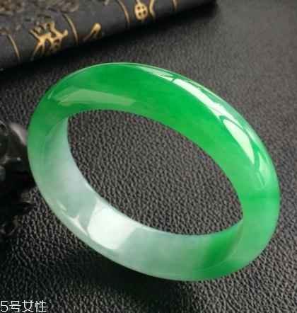 翡翠手鐲怎么看水頭？行家教你這樣挑