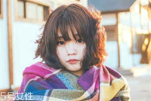 矮個子女生適合什么短發(fā)？氣質(zhì)齊肩卷發(fā)