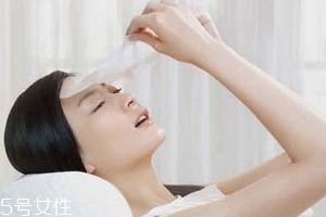 怎么揭面膜不扯大毛孔？掌握方向很重要